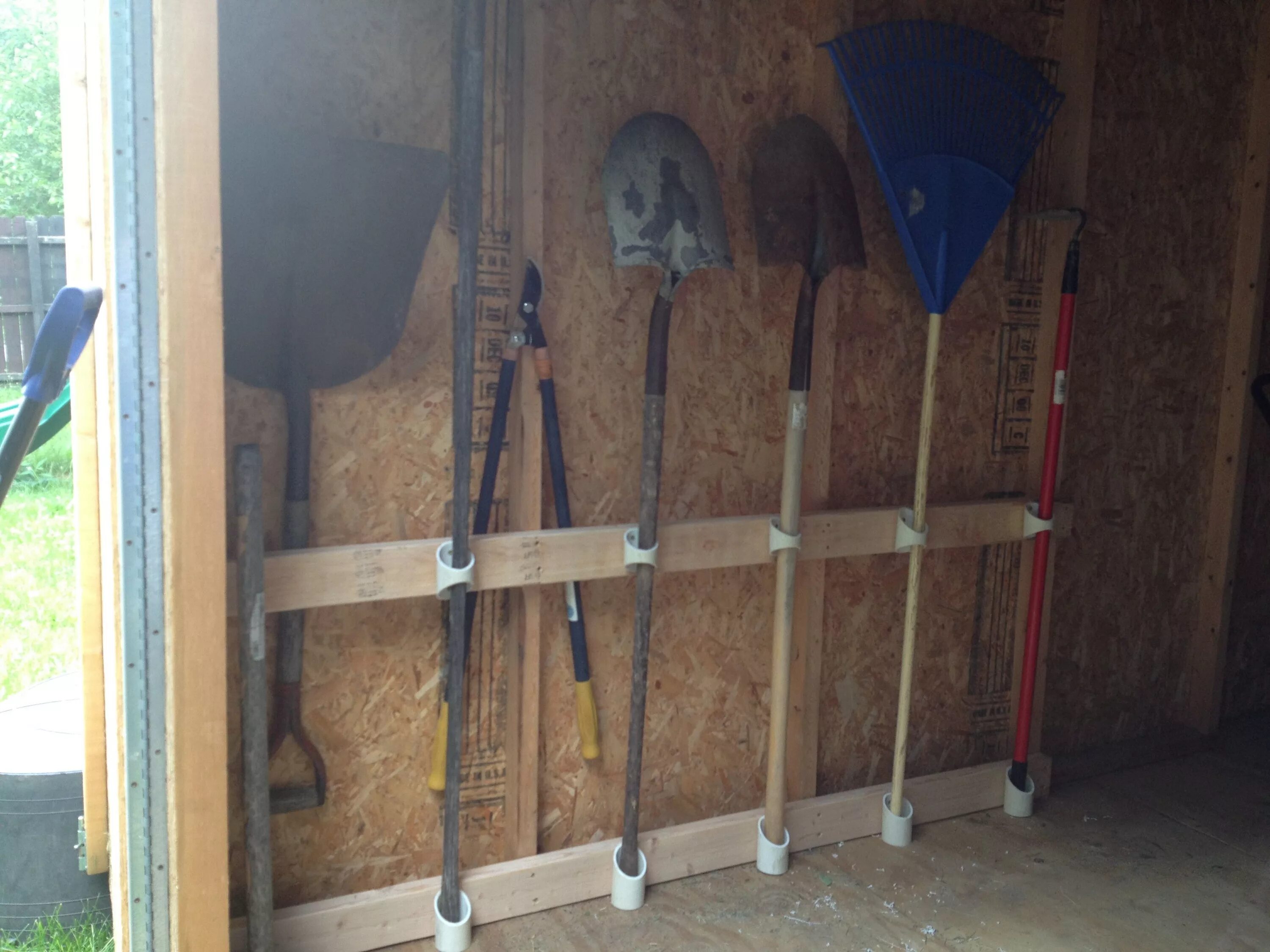 Стеллаж для хранения садового инвентаря. Приспособления для хранения садового инвентаря. Вешалка для садового инструмента. Крепление инвентаря. Полка для садового инвентаря keter hanging tool rack.