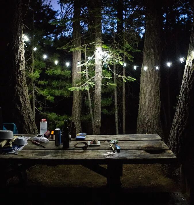 Camping lighting. Освещение лагеря на природе. Палатка в лесу с огоньками. Подсветка лагеря в лесу. Кемпинг огонёк.