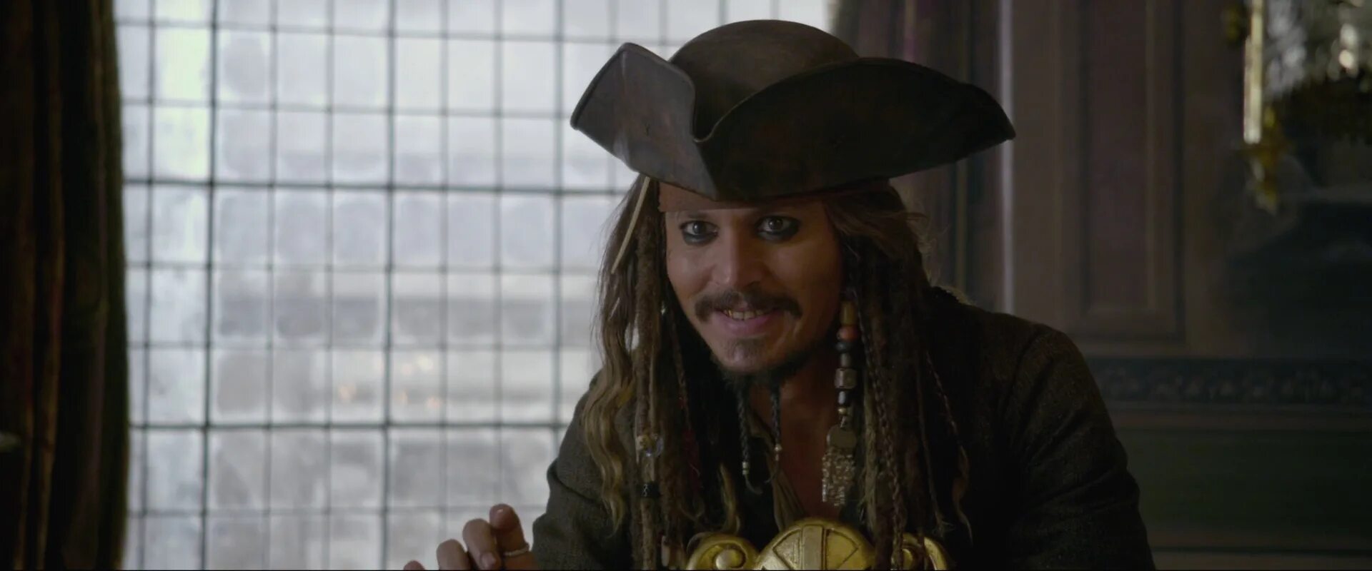 Джонни депп проклятие черной жемчужины. Пираты карибского 1 гоблинском переводе. Парламентёр пираты карибского моря. Пираты карибского 1 гоблинском переводе. Капитан джек воробей ухмылка.