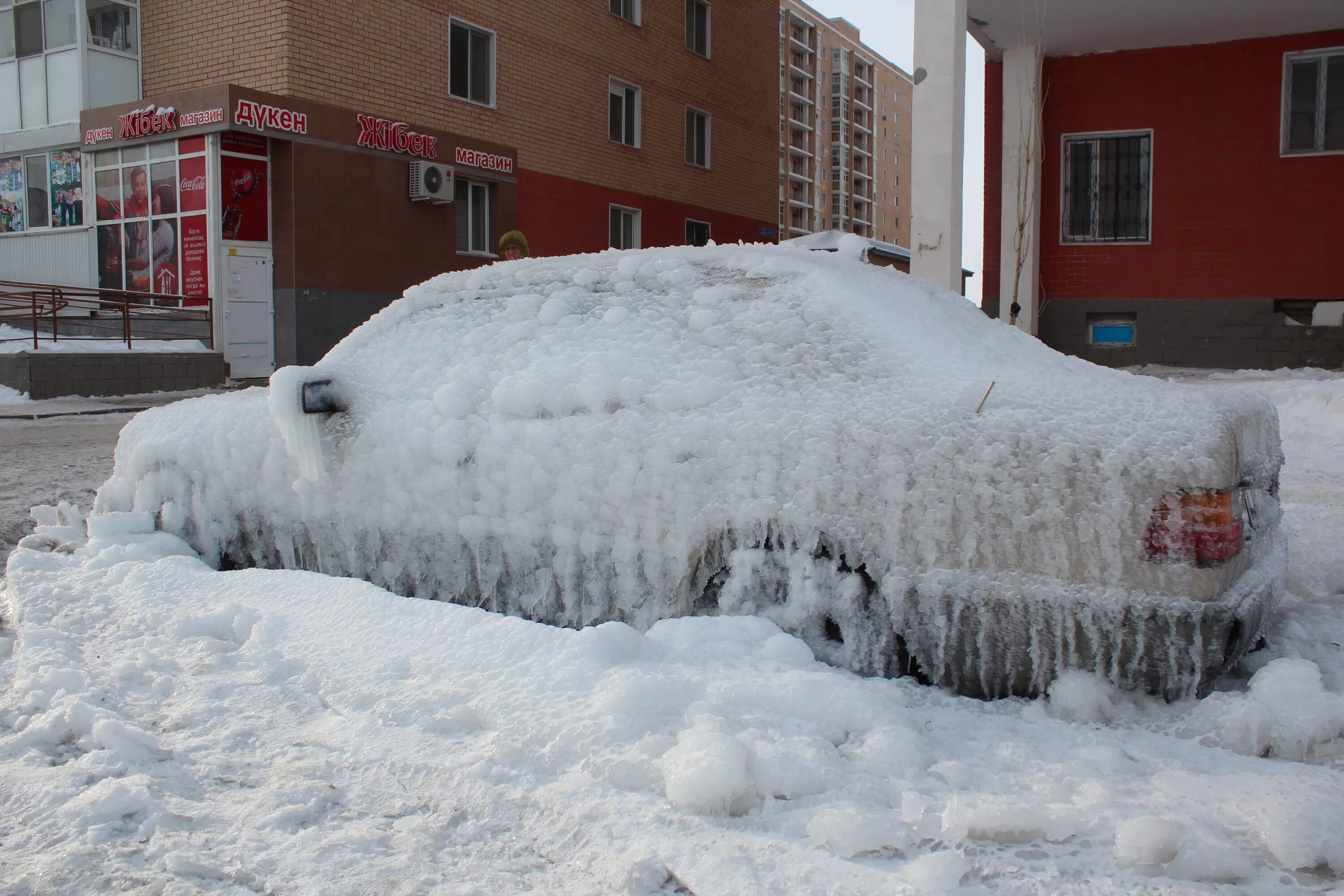 Можно мыть машину в морозы. Автомобиль на мойке в Мороз. Сильный Мороз. Замёрзший автомобиль на мойке. Обледеневшая машина.
