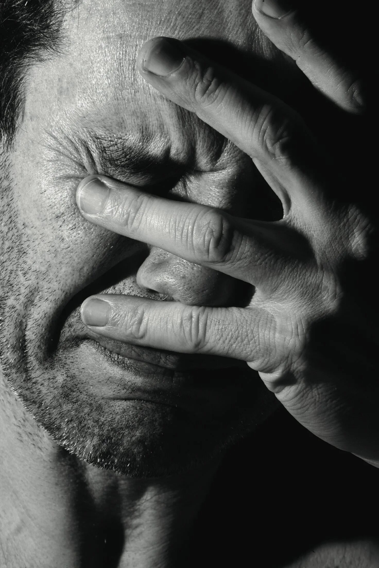 Девушка плачет. Слезы боль. Девушка в истерике. Девушка в истерике. Сильный плач.