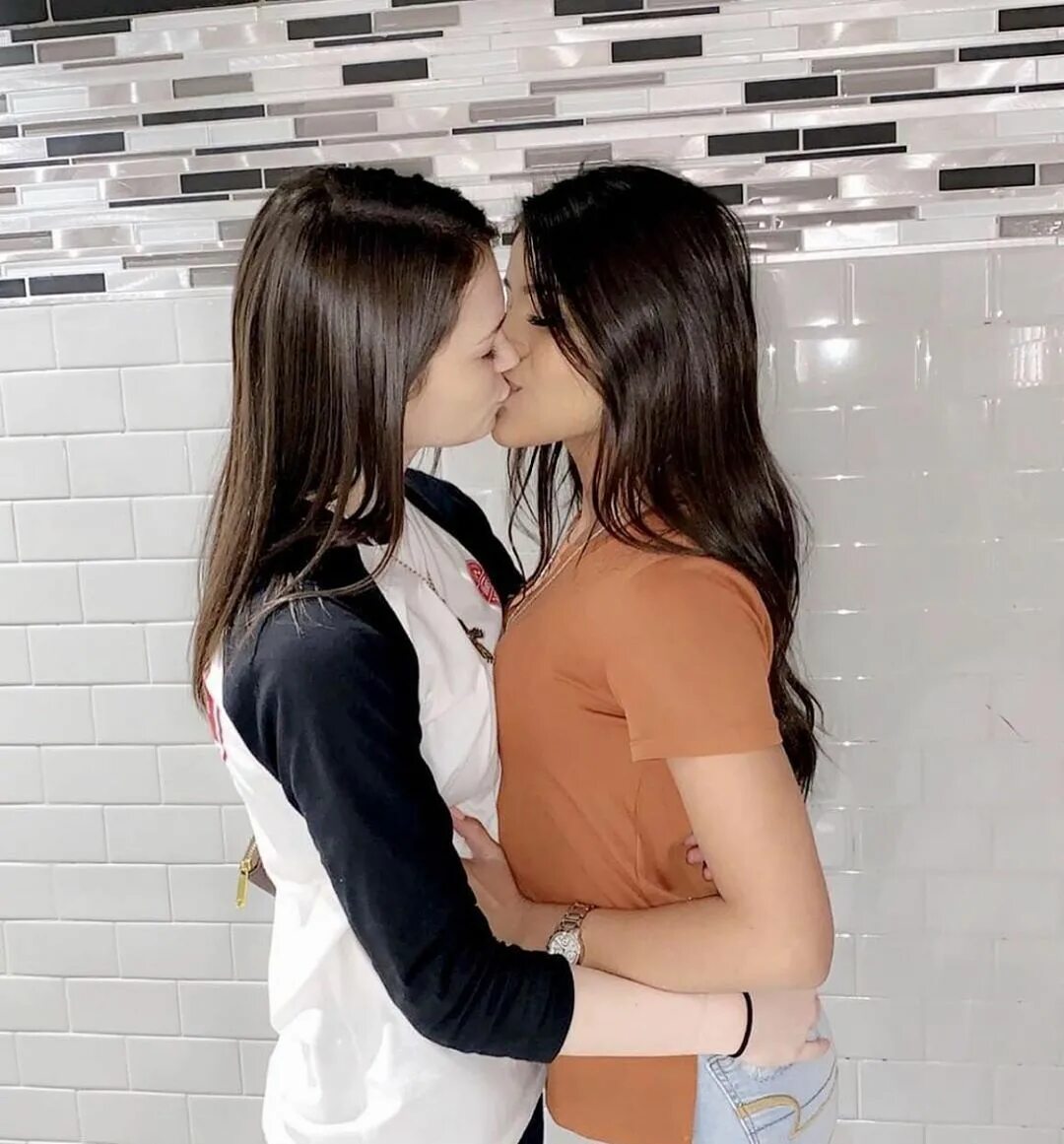 Lesbian category. Поцелуй девушки с девушкой. Девушки поцеловались. Красивые девушки целуются. Поцелуй двух девушек.