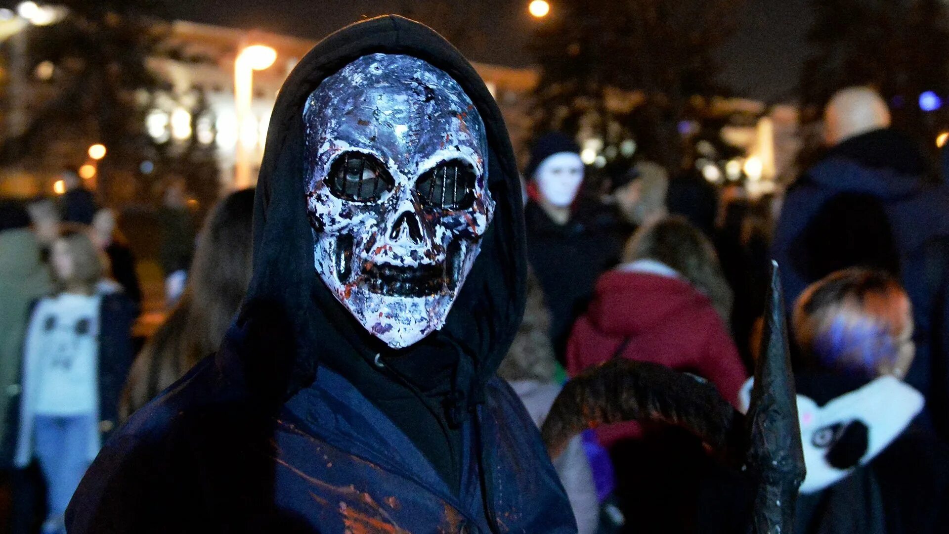 Сейчас хэллоуин. Хэллоуинские фигуры. Хэллоуин праздник. Подростки отмечают хэллоуин. Празднование хэллоуина.