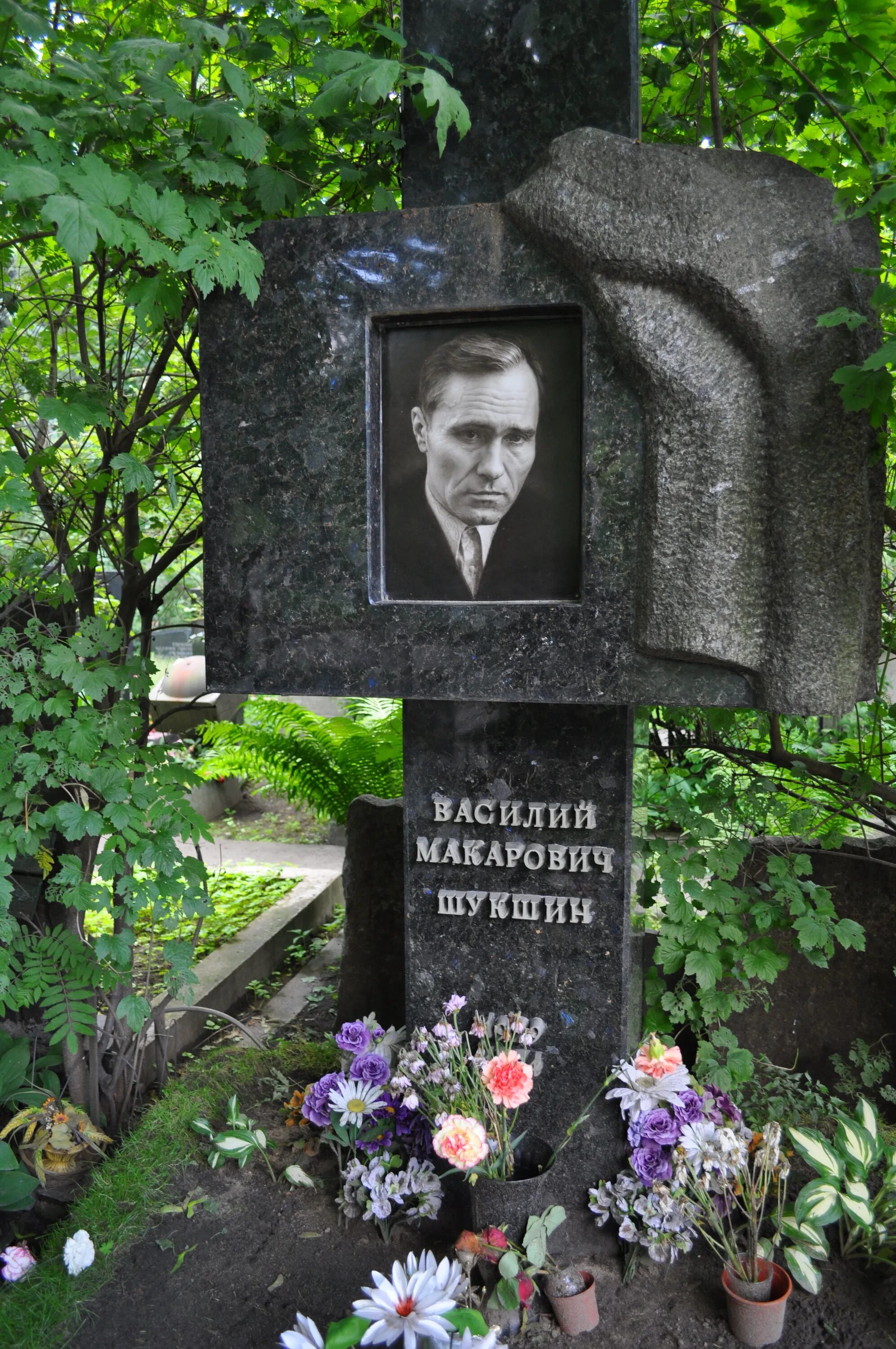 Шукшин новодевичье кладбище. Новодевичье кладбище шукшин. Новодевичье кладбище шукшин. Шукшин могила на новодевичьем кладбище. Новодевичье кладбище шукшин.