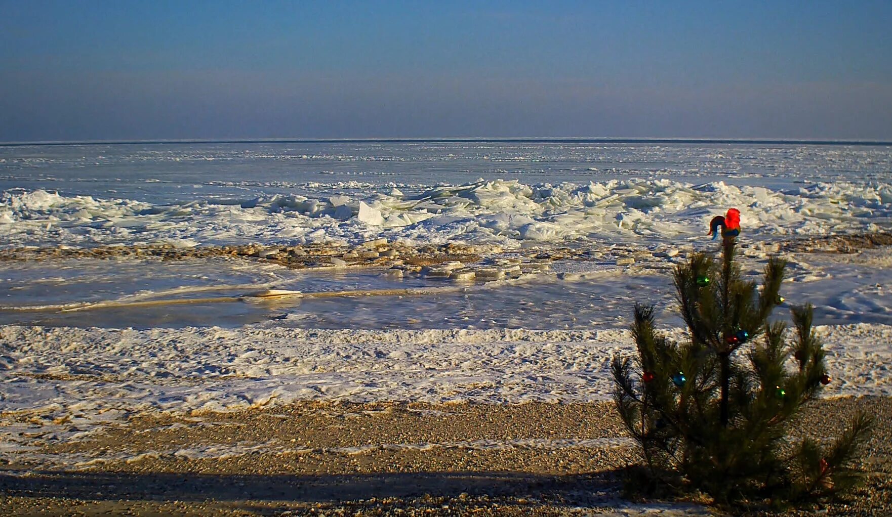 Зима на Азовском море. Азовское море зимой. Зимний пляж. Азовское море зимой замерзает. Погода в азовском районе 2 недели