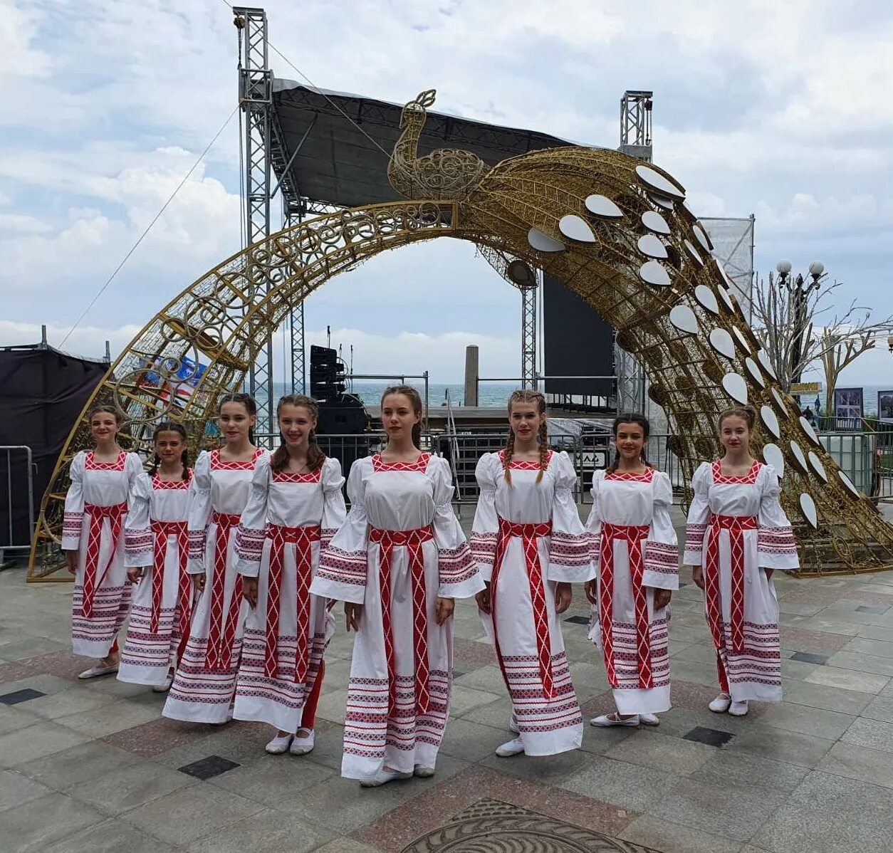 ансамбль народного танца метелица суджа. спасская башня фестиваль. 15 международный фестиваль. фестиваль конкурс. детский танцевальный коллектив.