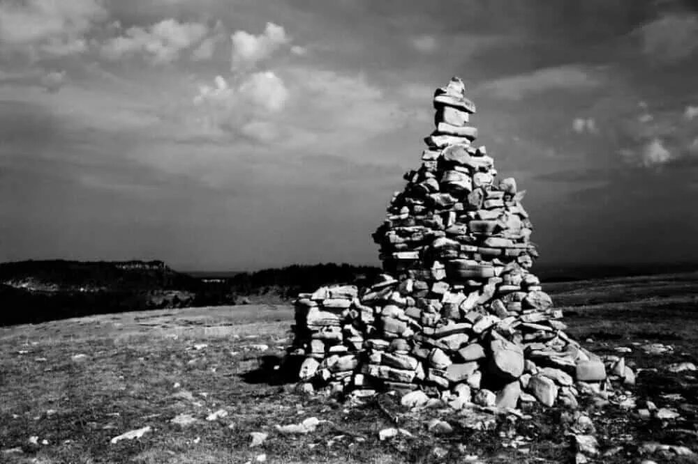 Собирать камни. Пора собирать камни. Гора из камней. Разбросанные камни. Время собирать камни слушать