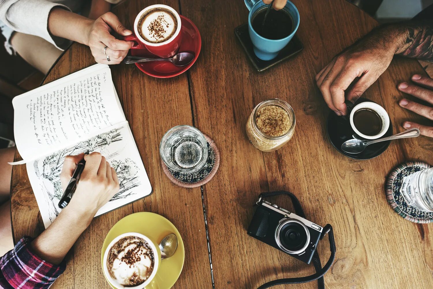 Сижу за чашкой кофе сочиняю. Переговоры за чашкой кофе. студенты пьют кофе. кофе встреча. кофе в компании друзей.