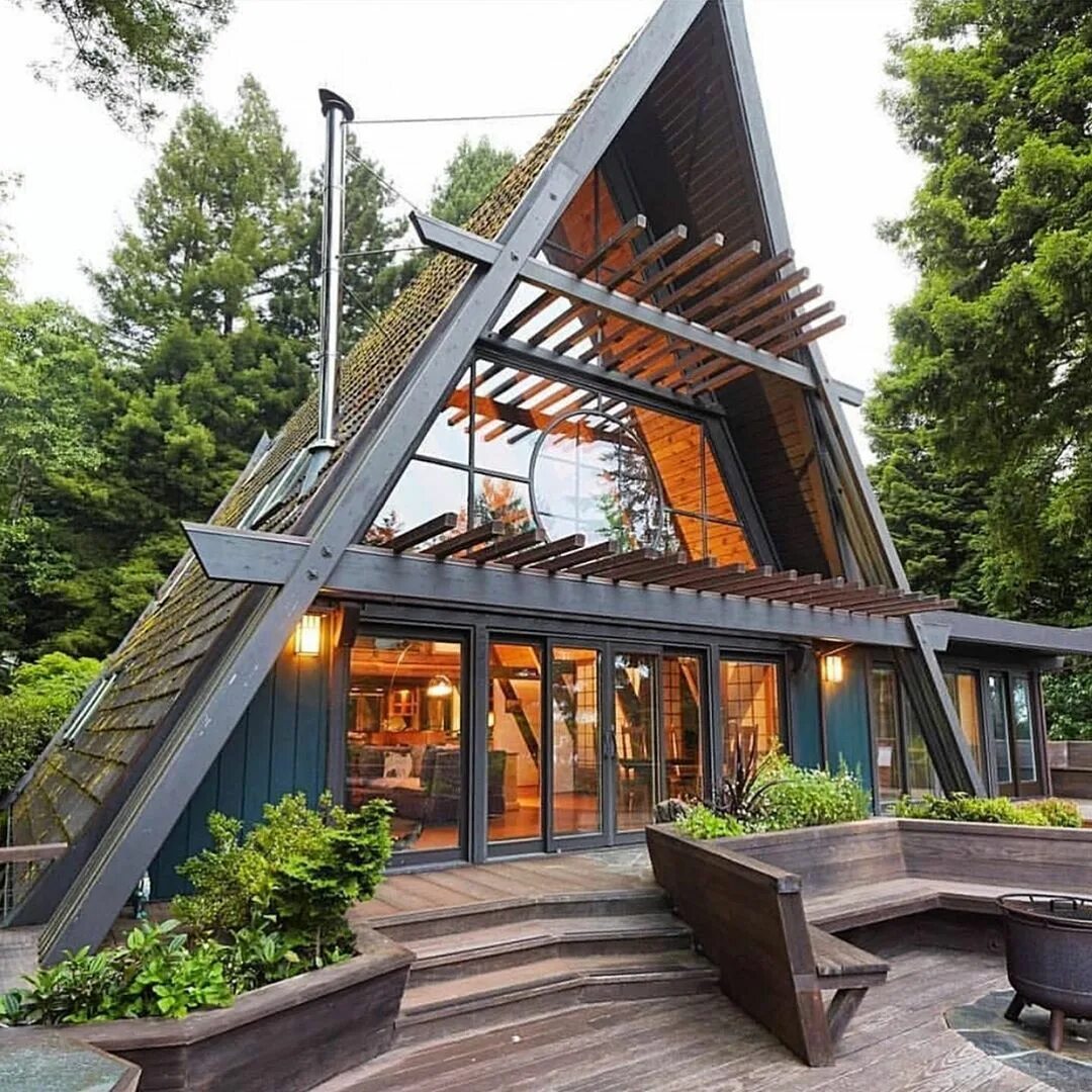 А рамник дом. А фрейм дом шалаш. A frame house. A-frame. A frame house.