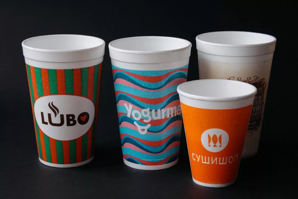 Бумажные стаканы с логотипом. Кофе в бумажном стакане. Бумажный стаканчик. Одноразовые стаканчики для кофе. Брендированные стаканчики.