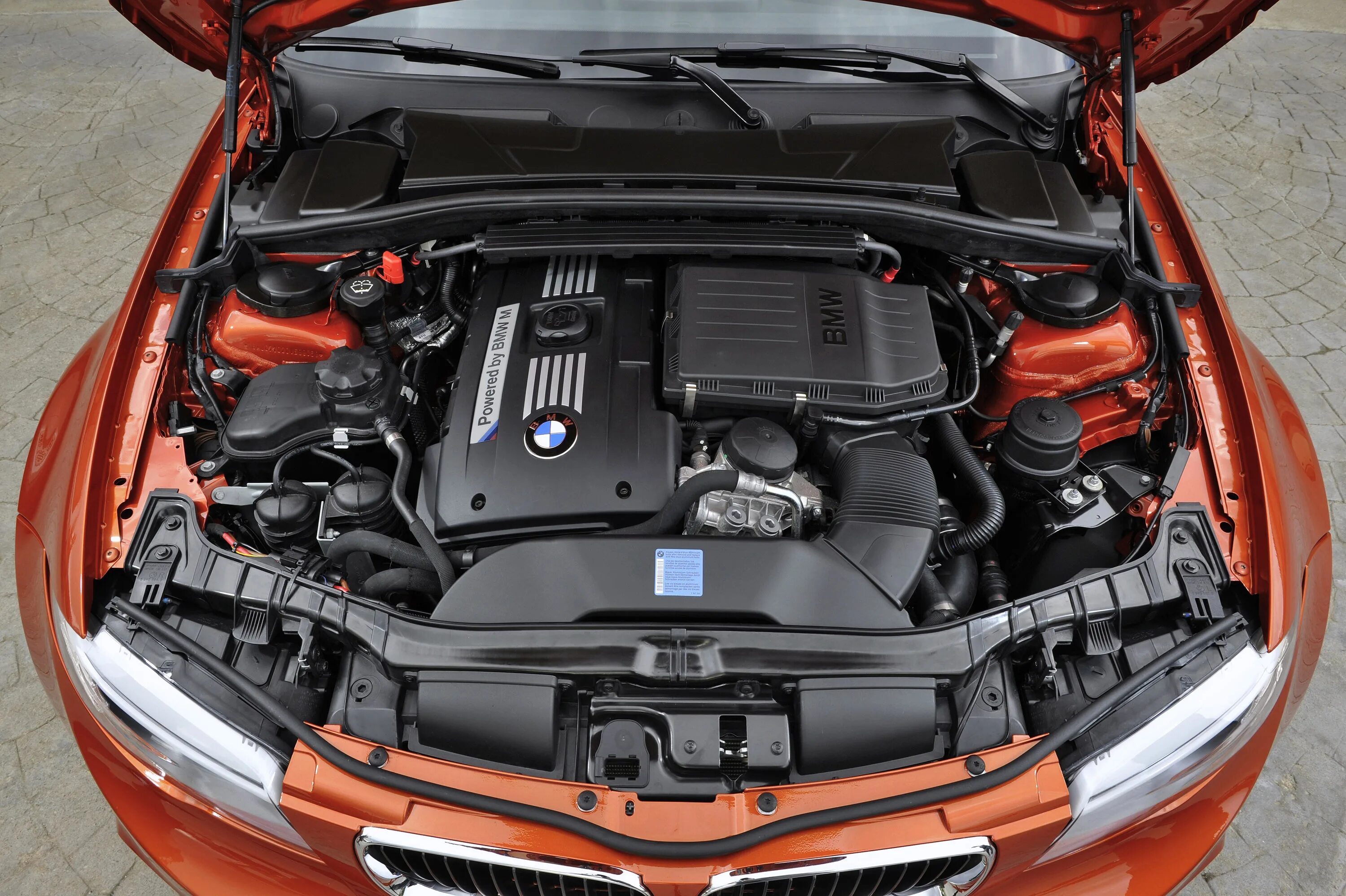 Панель под капотом. BMW e92 под капотом. BMW e82 моторы. BMW m4 e82 двигатель. BMW 1 M мотор.