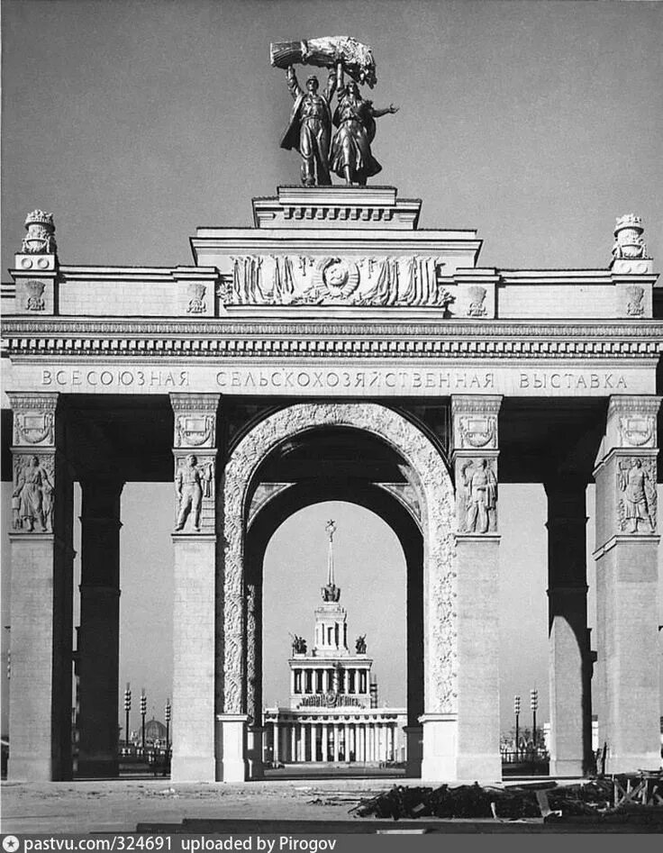 Главная арка вднх. Триумфальная арка ВДНХ. ВСХВ Главная арка. Арка главного входа ВДНХ. ВДНХ Триумфальная арка главного входа.