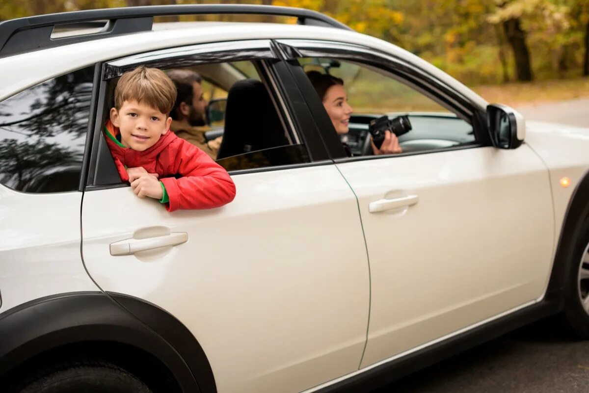 Дети в окне машины. Мальчик в окне в машине. Дети авто праздник. Куча детей смотрят в окно машины. Песни мальчик на машине
