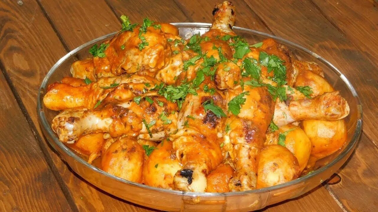 Плов на костре с курицей. Куриная голень в казане. Курица в казане без масла. Курица в казане на костре. Курица в казане вкусный рецепт.