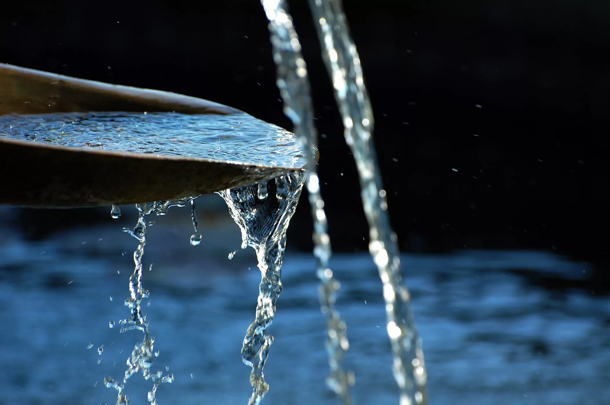 Струя воды. Текучие воды. Струйка воды. Вода льется. Течет вода слушать