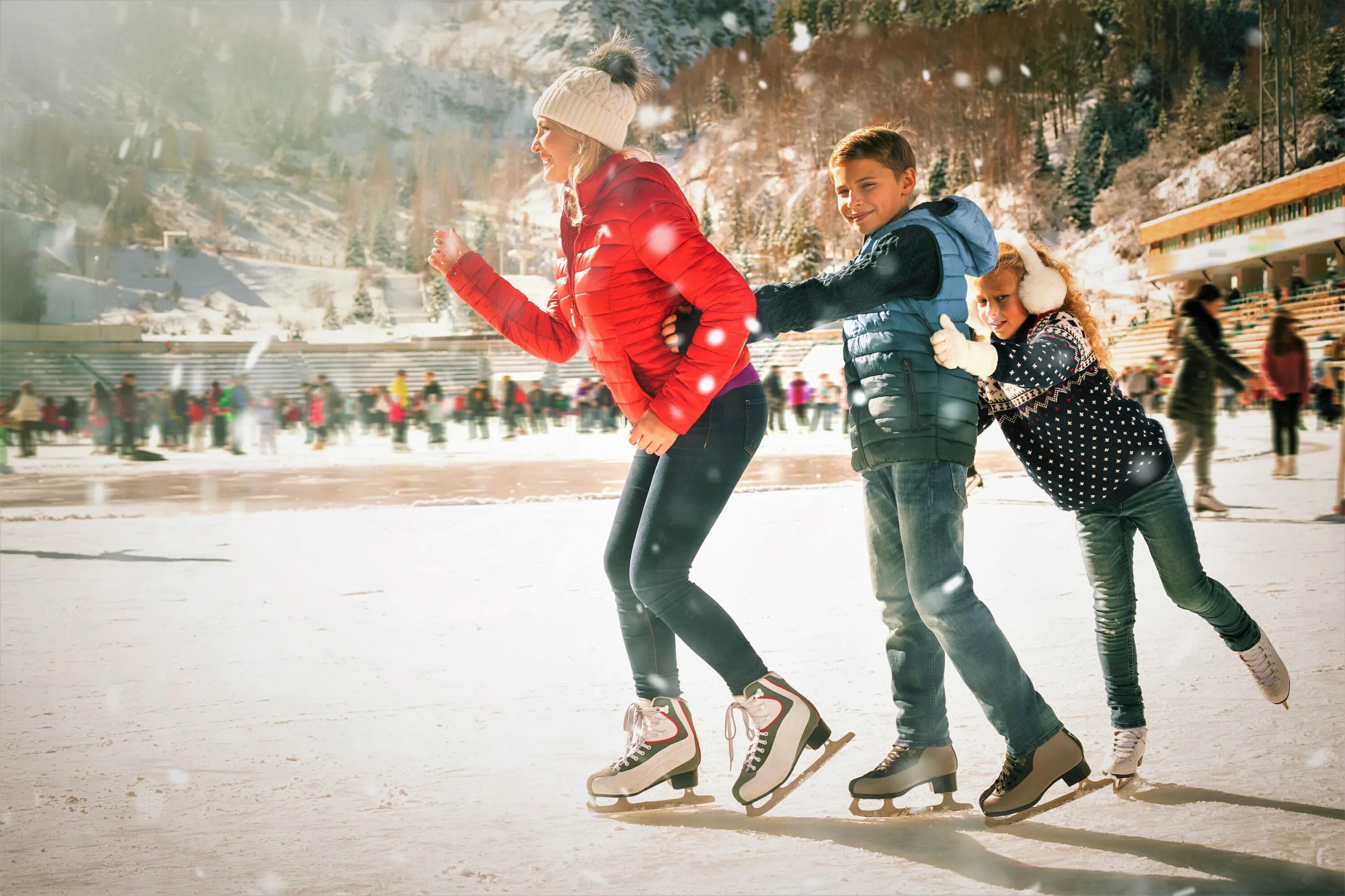 Катание на коньках. Семья на катке. Люди на катке. Семья катается на коньках.