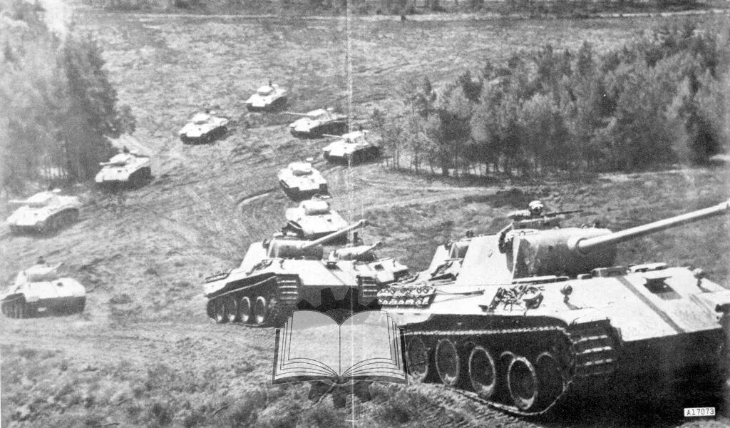 Танковый отряд. Курская битва танк тигр пантера. Танк пантера Курская битва. Танк т34 в бою Курская битва. Курская битва танк т 34.