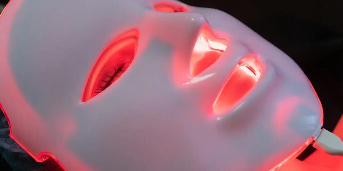 Led маска faq. Маска с подсветкой для лица. лед терапия. red light mask. led маска на лице фото для салона.