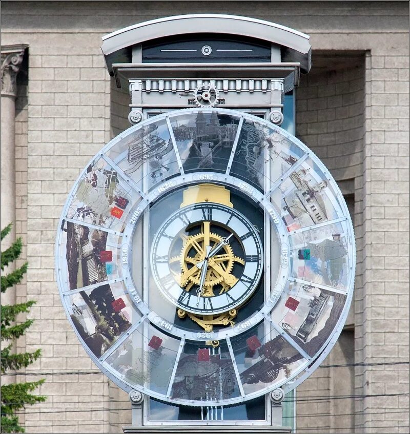 Красноярский час время. Часы на площади революции Красноярск. Необычные городские часы. Необычные уличные часы. Механические уличные часы.