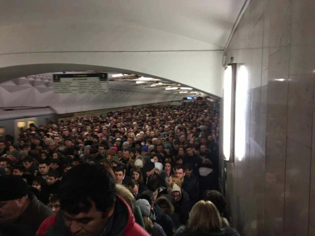 Московское метро час пик. Час пик в метро в Москве. Давка в Московском метро.