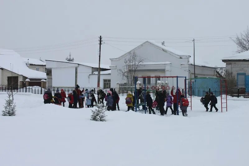 Погода на красном гуляе ульяновской области. Яр парк село красный Яр. Село красный Яр Балаковский район. Школы с красного Яра Энгельсского района. Красный Яр Энгельсский район Саратовской области.