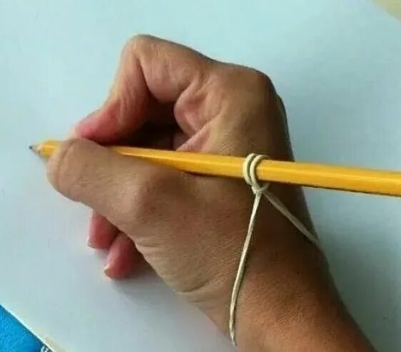 Как правильно держать карандаш. Держать ручку с помощью резинки. Резинка для правильного держания ручки на карандаш. Научить ребенка держать ручку с резинкой. Правильно держать карандаш с помощью резинки.
