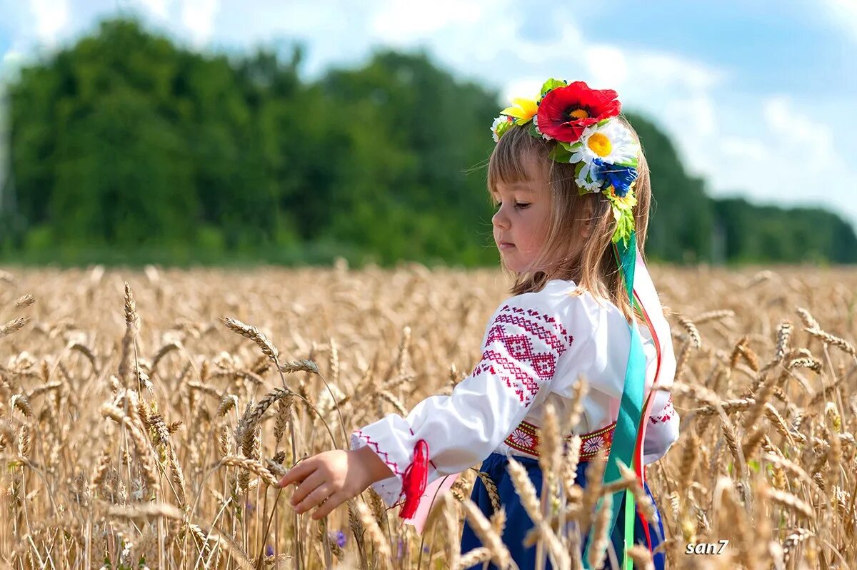 Буде з україна. Дети Украины. Украинка в поле. Родина Украина. Родина на украинском.