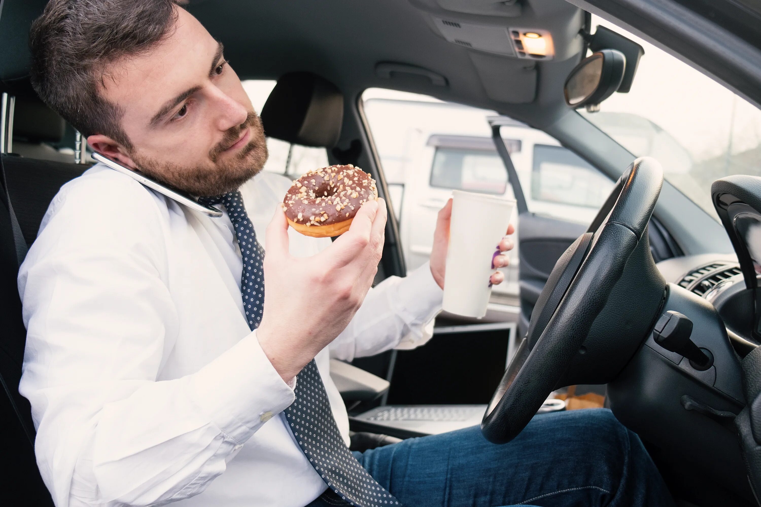 А в 50 на машине еду. Мужчина завтракает. Мужчина завтракает на ходу. Парень в машине еда. Eating Driving.