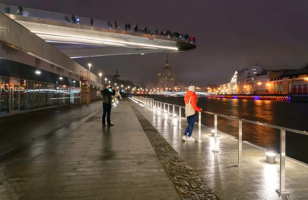 Парящий спб. Парк Зарядье парящий мост. Москворецкая набережная Зарядье. Парящий мост в Москве в парке Зарядье. Парящий мост в Ростове на Дону.