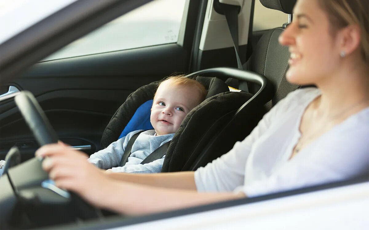 Ребенок 8 лет на переднем сиденье. Мама с ребенком в машине. Автомобиль мама дети. Автомобиль для детей. Женщина с ребенком в автомобиле.