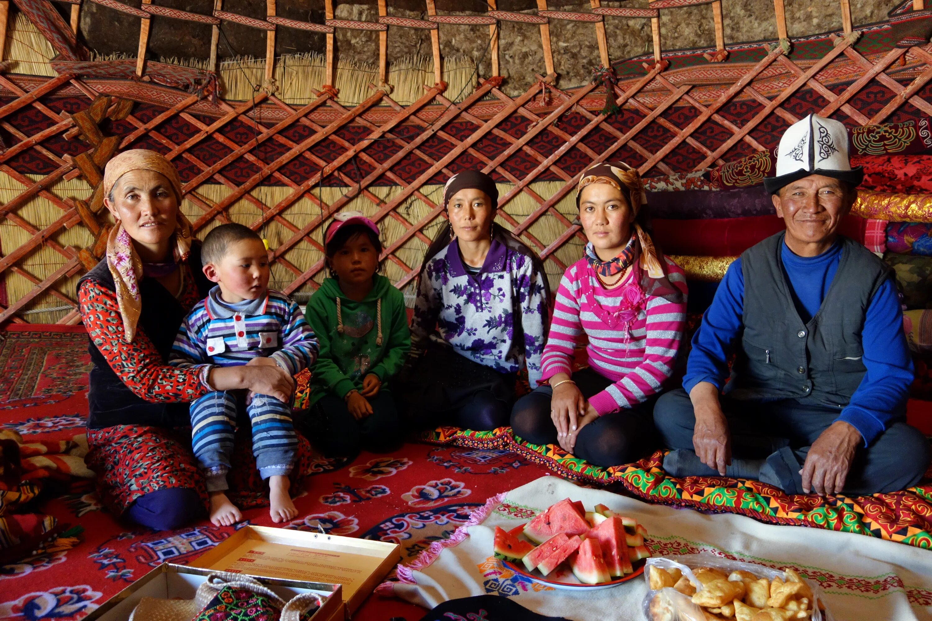 Киргизы. Кыргызская семья. Киргизия народ. Киргизия жители. Kazakh people