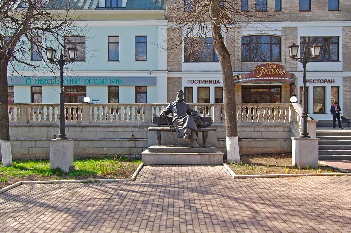 Памятка поведения с незнакомыми людьми. Ребенок и незнакомые люди. Живой город аренда. В неизвестном городе живет. Девушка путешествует.