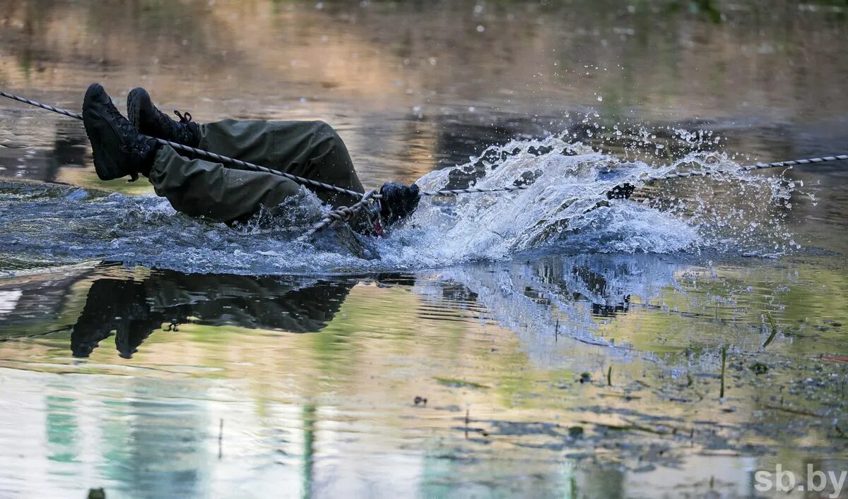 Преодоление водной преграды обж. Преодоление водных преград вплавь. Переправа северский донец. Преодоление водных преград. Переправиться через водную преграду вплавь можно.