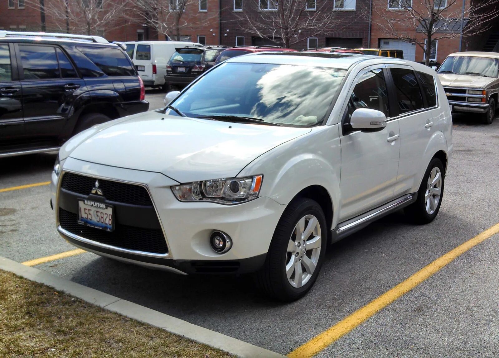 Мицубиси аутлендер хл 2010. Mitsubishi Outlander 2010. Mitsubishi Outlander XL 2010. Митсубиши Аутлендер XL 2010. Мицубиси Аутлендер 2010 белый.