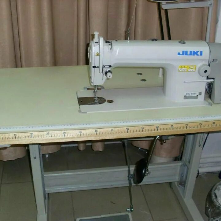 Промышленная машинка juki. Швейная машинка Juki промышленные со столом. Промышленная швейная машина mo-6814s со столом. Производственная швейная машина Juki со столом. Juki швейная машина со столом обегайка.