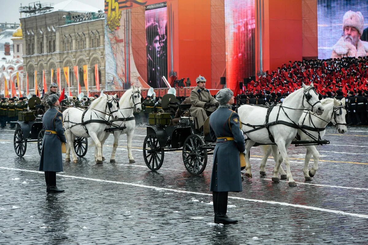 Парад 7 ноября 1941. Парад 1941 года на красной площади. Парад 1943 года на красной площади в Москве. Парад 7 ноября 1941 г на красной площади в Москве. Парад 1941г