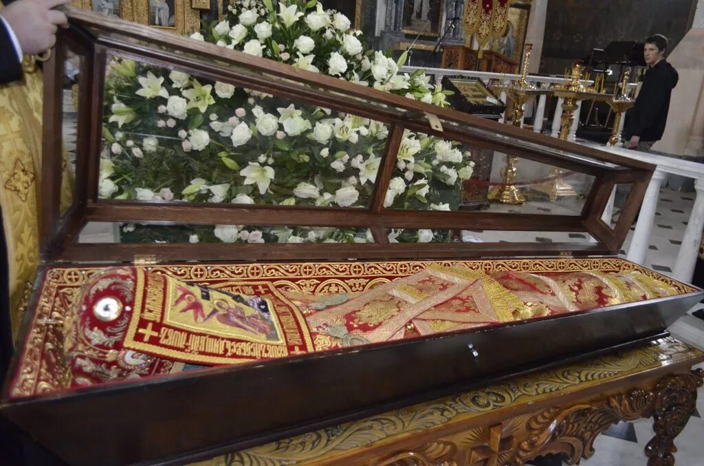 Иоанн русский эвбея мощи. Матрона московская покровский монастырь. Киево-печерская лавра мощи. Мощи святого спиридона тримифунтского. Александро свирский мощи.