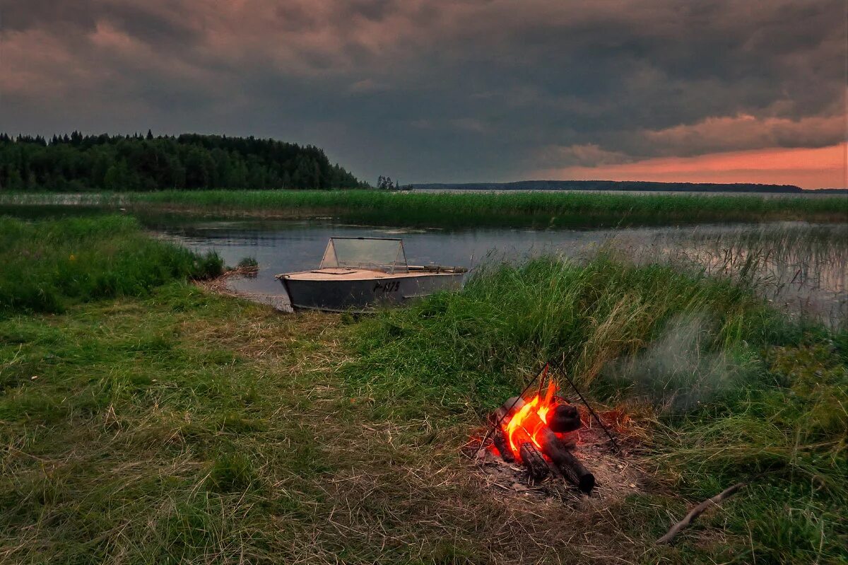 Звуки на берегу озера. Костер у реки. Костер на берегу реки. Костер на берегу озера. Костер у озера.