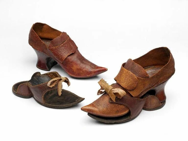 Виды обуви старые. Обувь Барокко 17 век Клюши. Средневековая обувь. Обувь средневековья женская. Средневековые туфли.