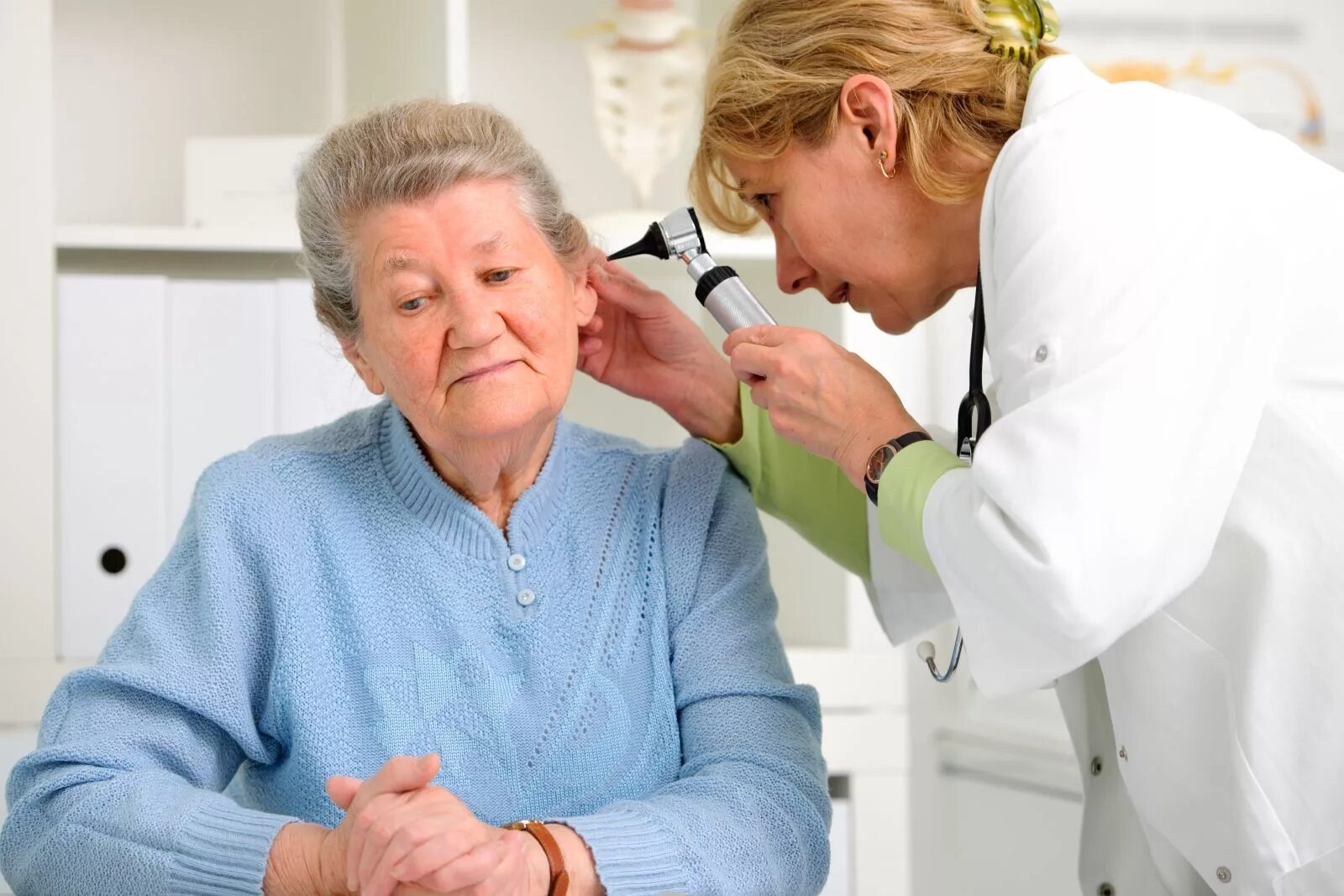 Лечение уха врачи. Пациент с нарушением слуха. Тугоухость у пожилых. Обследование пожилых. Пожилой человек у врача.