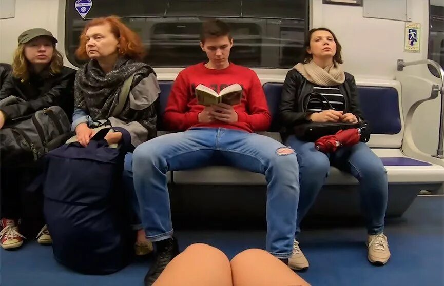 Сидит в метро. Широко расставила ноги в метро. Мужчины с расставленными ногами в метро.