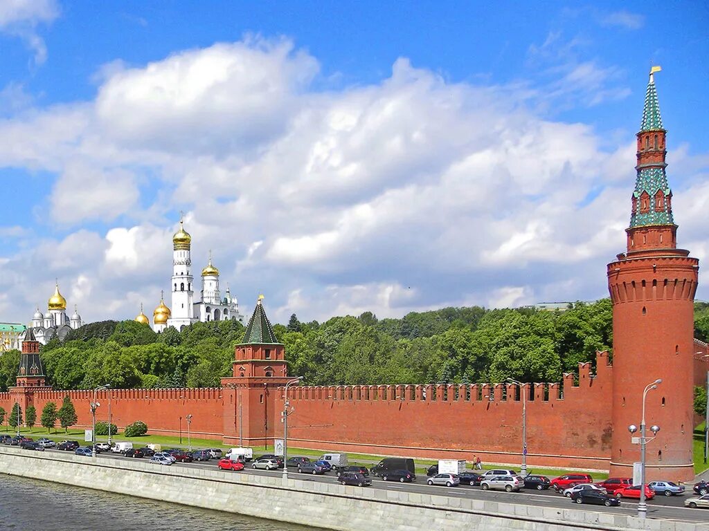 Кремль из какого камня. Московский Кремль Москва. Краснокаменный Кремль в Москве. Вид на Кремль. Кремлевская стена вид сверху.