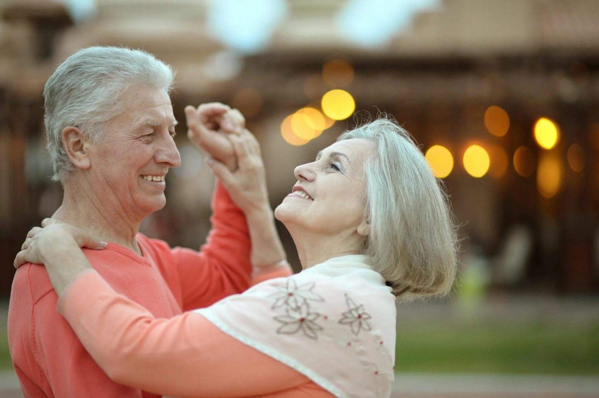 Старики молодые душой. Пожилые люди. Пожилые люди танцуют. Счастливые пожилые люди. Танцевальный вечер для пожилых людей.
