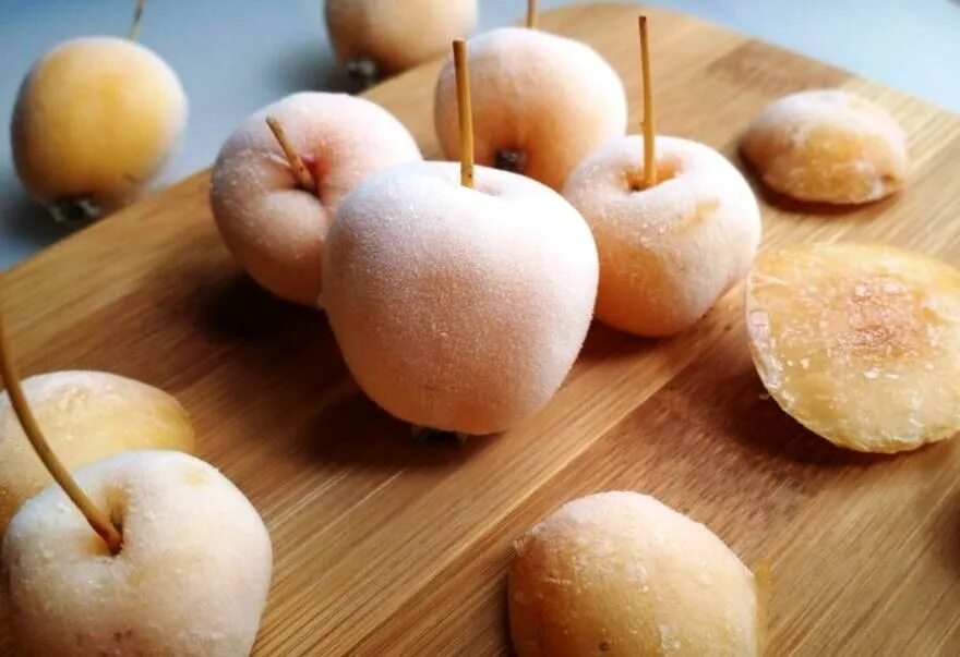 Мясо с ягодами. Варенье из ранеток целиком. Мерзлая ранетка. Ранетка замороженная. Зимние яблоки.