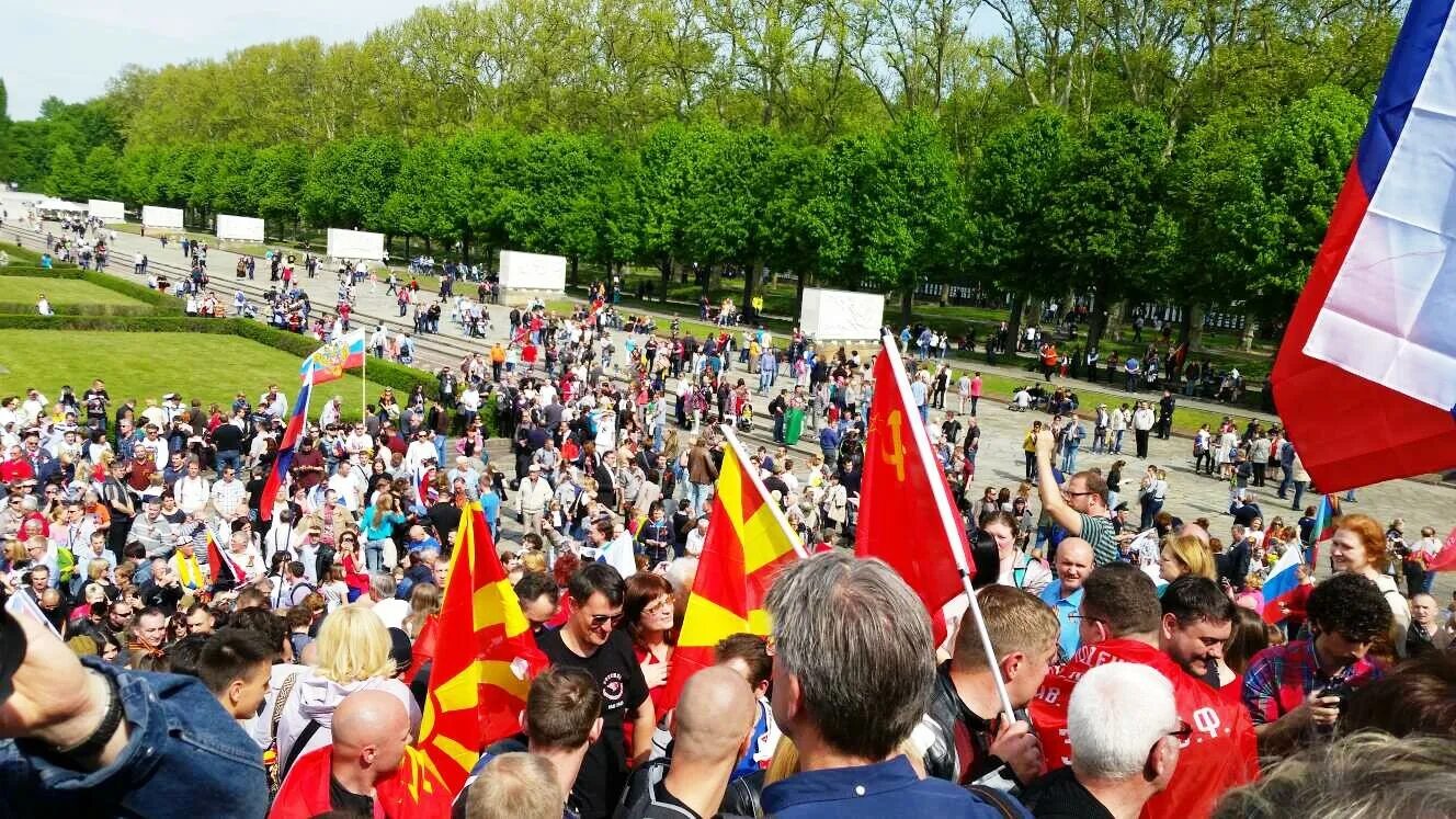 Немцы день победы. Трептов парк. День Победы Трептов парк. Трептов парк Берлин 2023. Парад в Трептов парке в Берлине 9 мая.