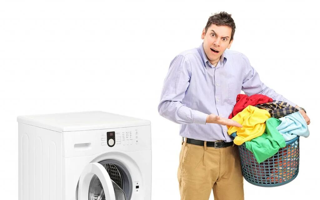Как стирать штаны в стиральной машине. Стиральная машина стирает мужчина. Мужчина стирает вещи. Стирка в стиральной машине. Много стиральных машин.
