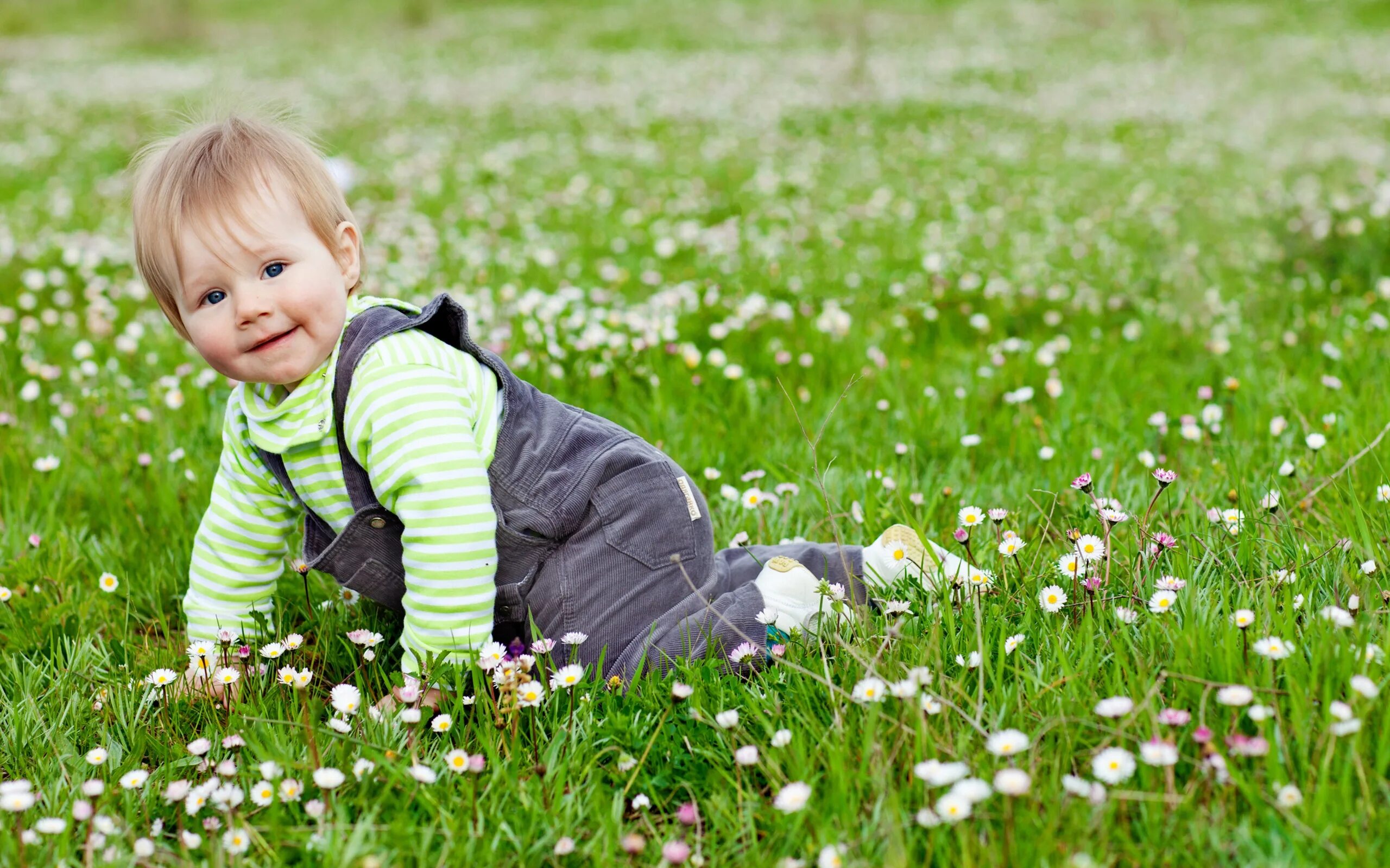 Children pic. Дети и природа. Картинки с детками. Малыш на природе. Дети на Поляне.