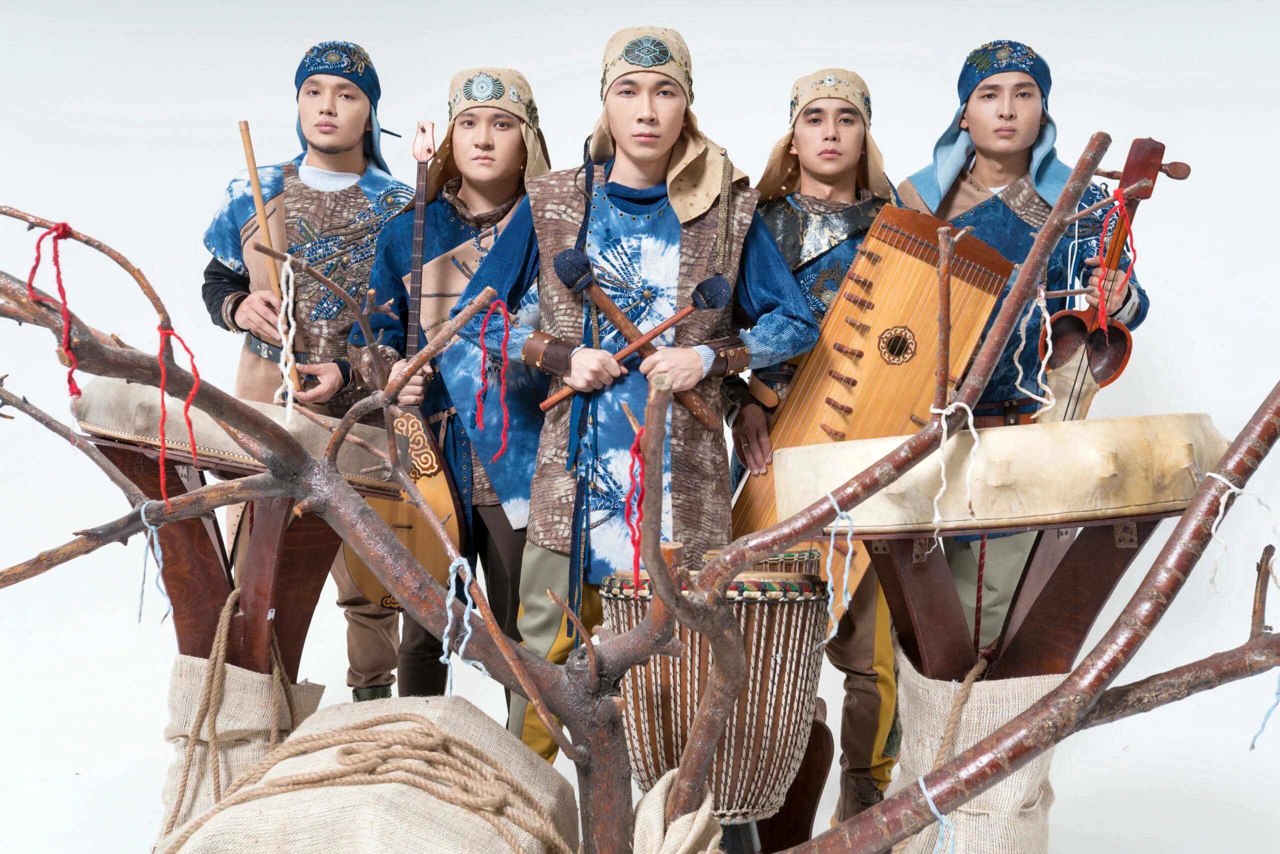 панно в этно стиле. этнические казахи. казахские этнические костюмы. киргизская национальная одежда женская. этническое платье.