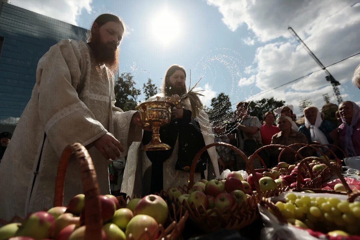 Преображением господним фото. С преображением Господним и яблочным Спасом. Преображение Господне освящение плодов. Преображение Господне праздно. Яблочный спас в церкви.