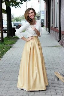 Скромно одетая